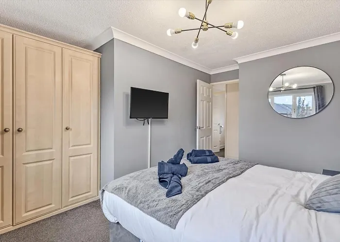 Stunning 2Br Home With Private Garden, Near Airport & Met Office