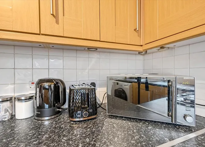 Stunning 2Br Home With Private Garden, Near Airport & Met Office